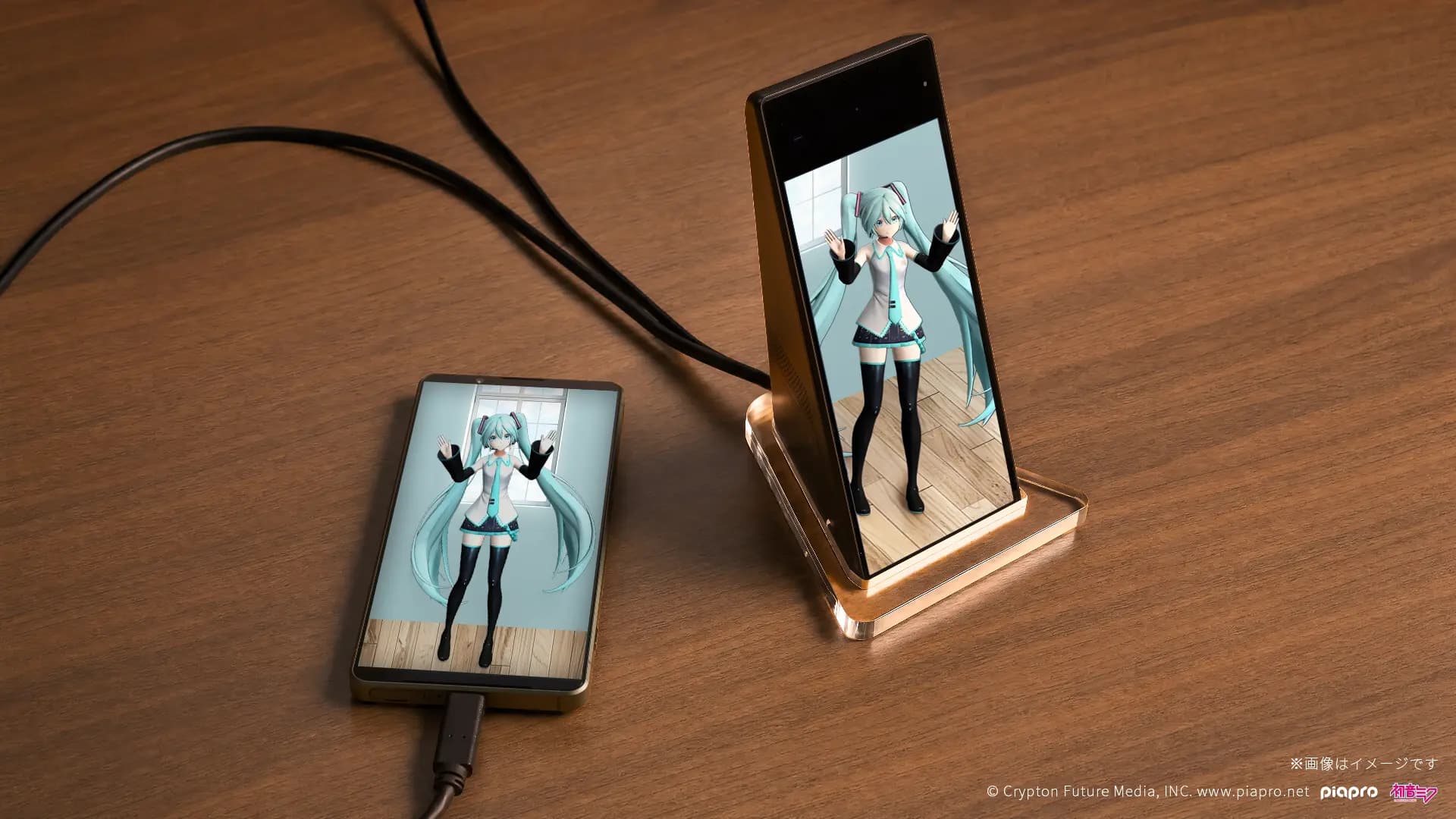 いつもスマートフォンで楽しんでいるホロモデルが、ソニーの空間再現ディスプレイ「ELF-MN1」に接続するだけで、まるで机の上にキャラクターが実在するかのような立体表現が生まれます。